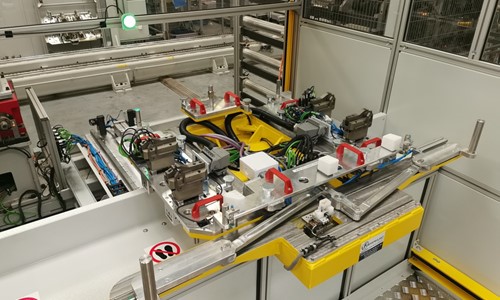 Automatyczne stanowisko do obrotu dachu współpracujące z robotem FANUC