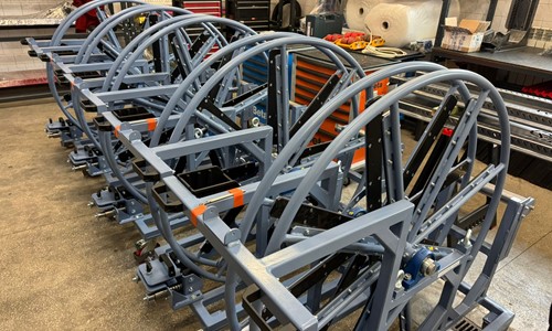 Stanowisko do zakuwania łańcuchów i transportu na linię produkcyjną 