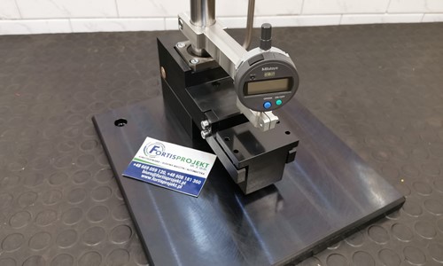 Przyrząd do pomiaru grubości płyt akumulatorowych