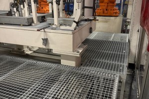 Podesty serwisowe w stacjach zrobotyzowanych  - 12